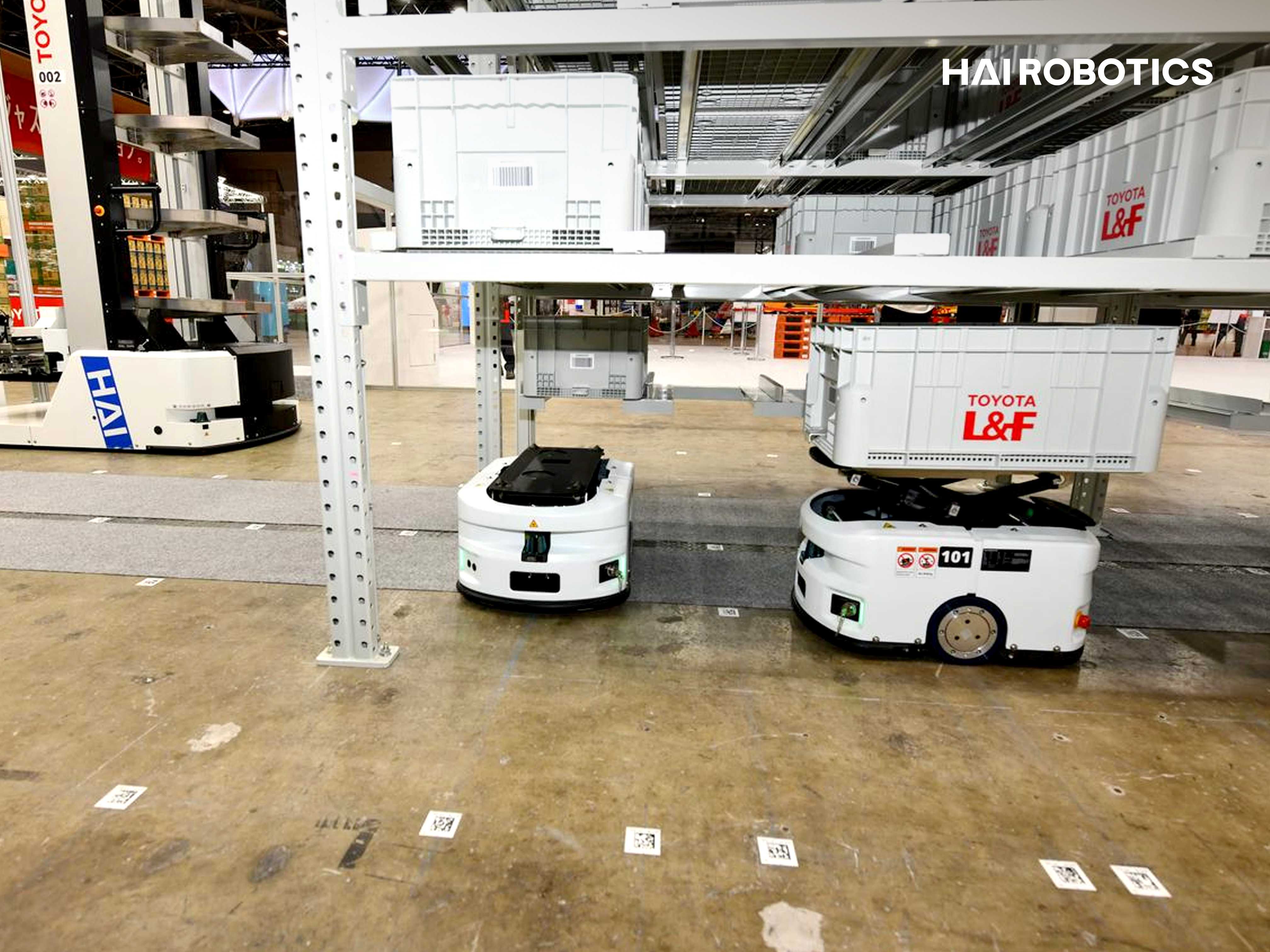 Mini AMR はラックの最下層からトートをワークステーションに搬送します